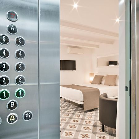 Uma Suites Sagrada Familia Barcellona Esterno foto