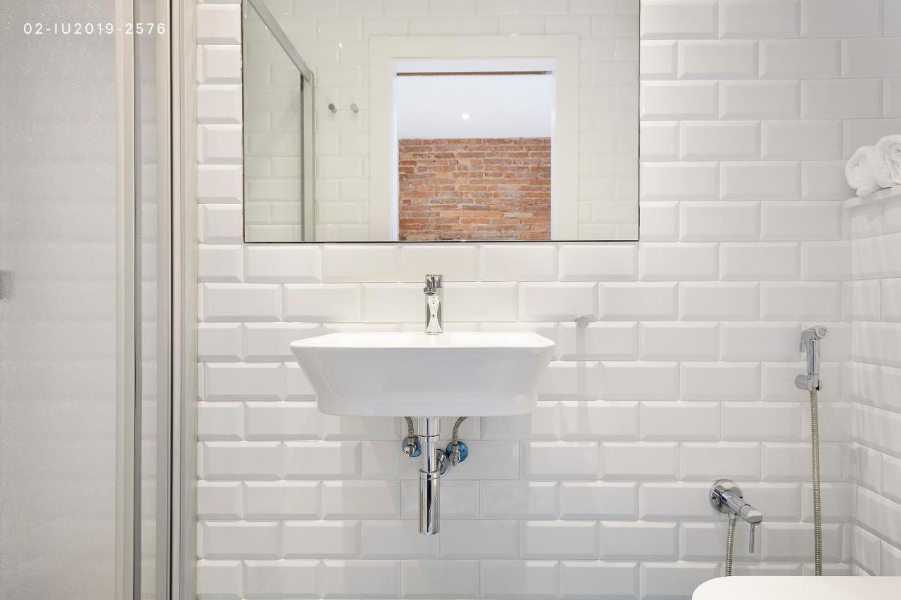 Uma Suites Sagrada Familia Barcellona Esterno foto