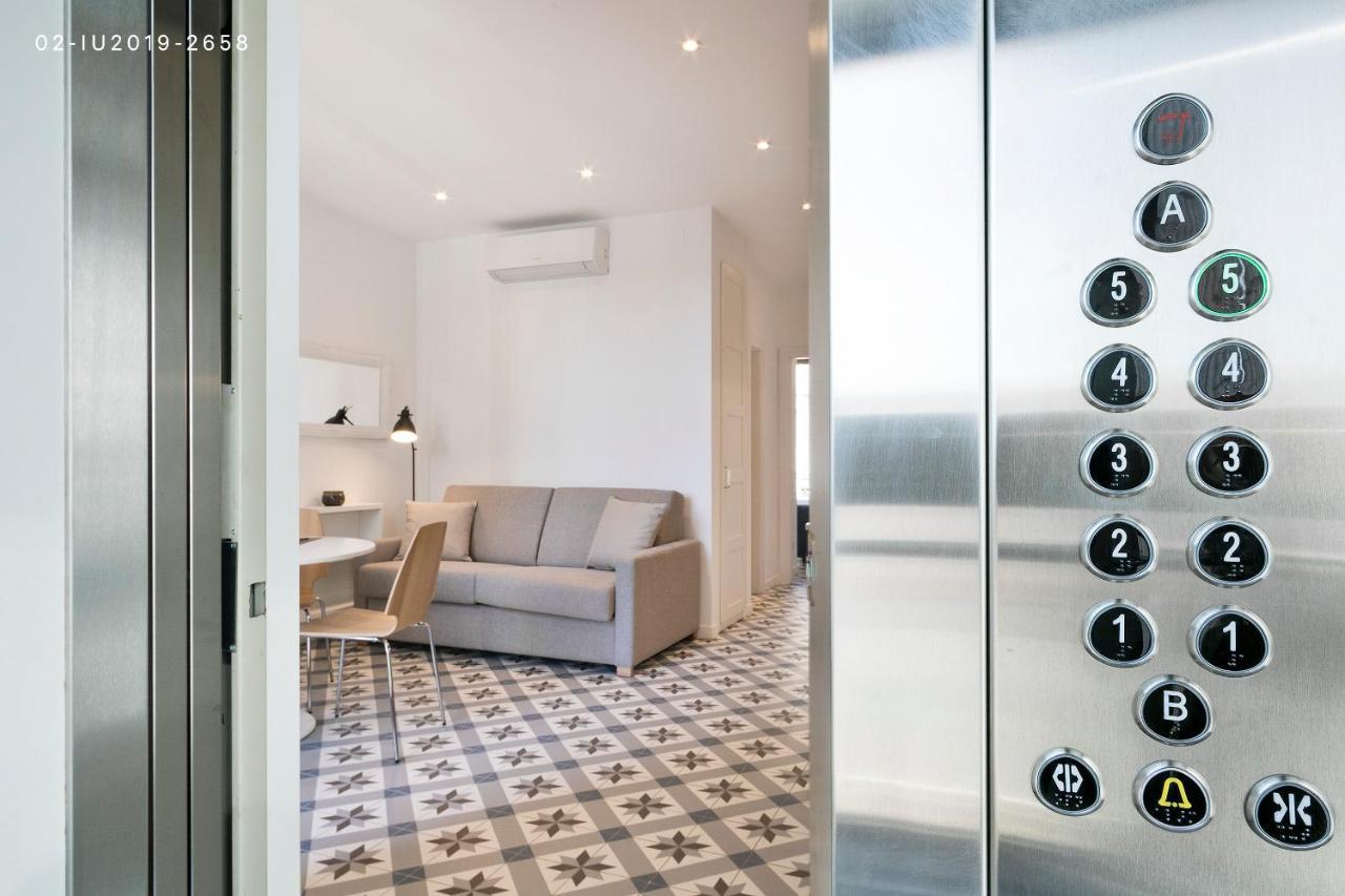 Uma Suites Sagrada Familia Barcellona Esterno foto